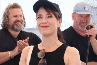 David Koller, Aneta Langerová nebo Tereza Kostková brání ČT a ČRo. Tak to vypadá před budovami institucí